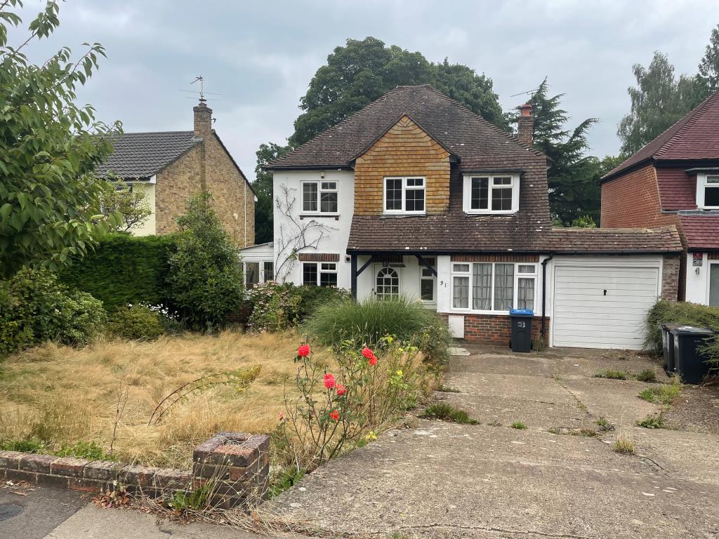 Lot: 28 - DETACHED HOUSE AND LARGE GARDEN WITH POTENTIAL - Front elevation with driveway and garden